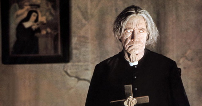 Prod DB © Universal / DR LA SENTINELLE DES MAUDITS (THE SENTINEL) de Michael Winner 1977 USA avec John Carradine inquiétant, sinistre, fantastique, pretre, curé, crucifix, aveugle, vieillard d'après le roman de Jeffrey Konvitz